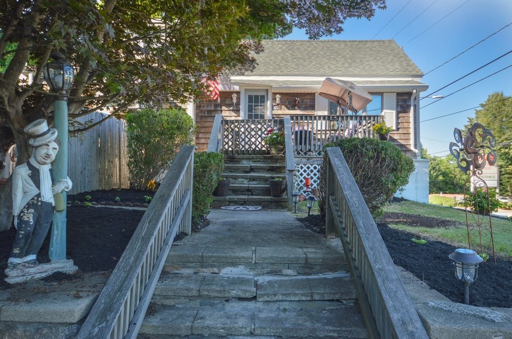 545 Dartmouth St, Dartmouth, MA 02748-1907