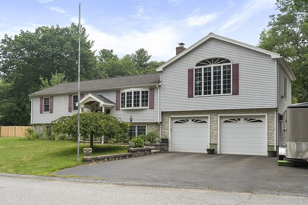 169 Freda Ln, Lowell, MA 01854 exterior