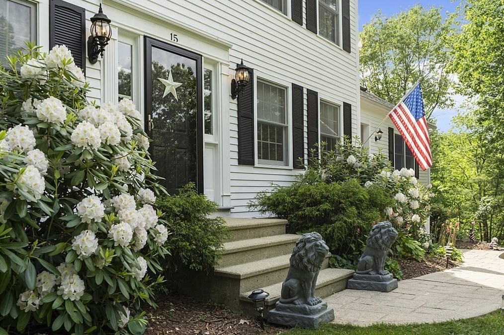 15 Patriot Rd, Tyngsborough, MA 01879 exterior