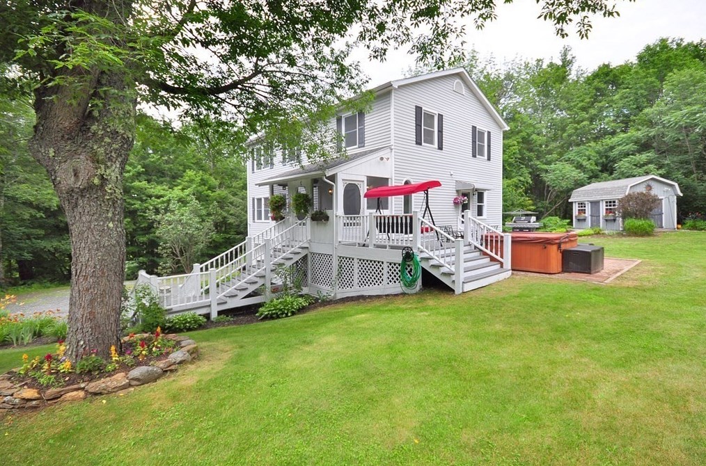 10 Crest Ln, West Granville, MA 01034