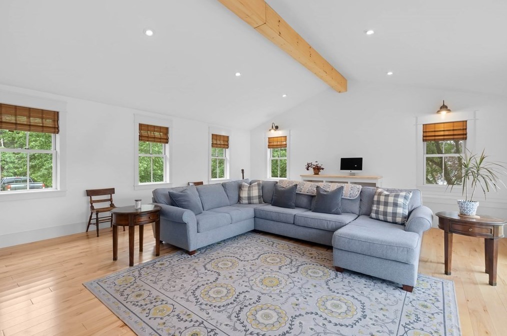 27 Lockwood Ln, Topsfield, MA 01983