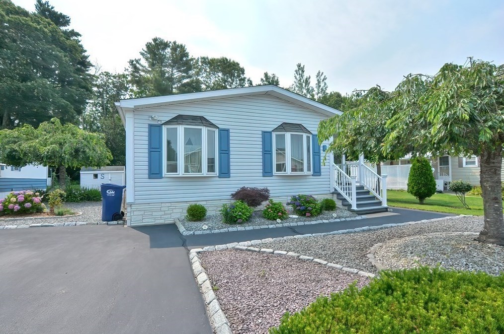 17 Sunset Ln, North Attleboro, MA 02762 exterior