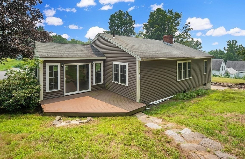 18 Meetinghouse Hill Rd, Sterling Junction, MA 01564 exterior