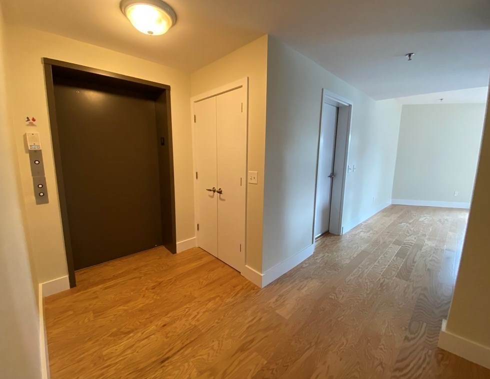 55 Station St Apt 1b, Brookline, MA