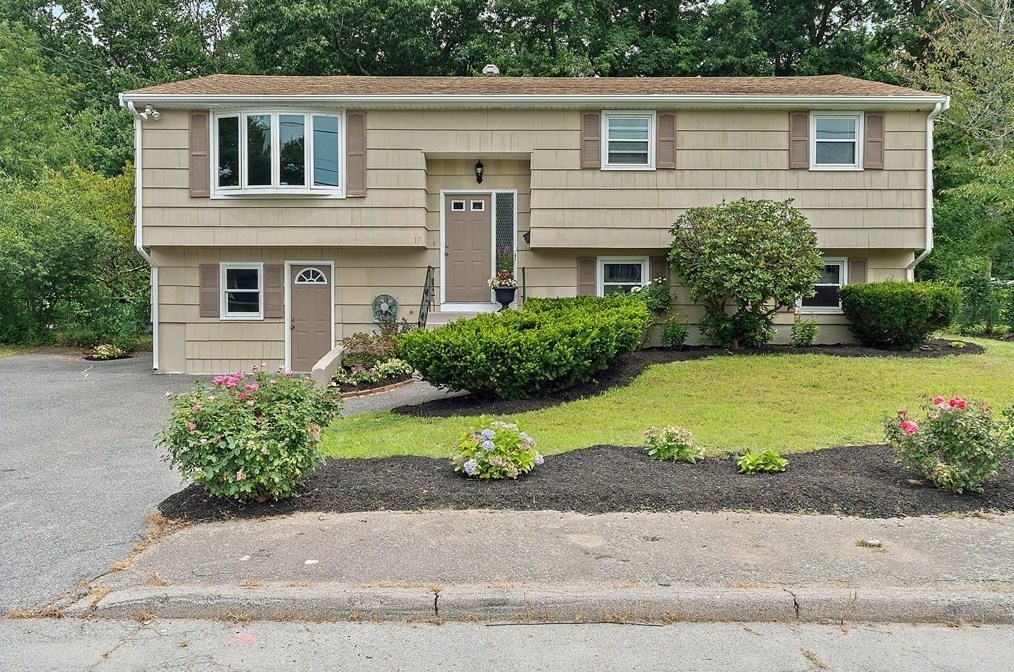17 Fernandez Cir, Randolph, MA 02368 exterior