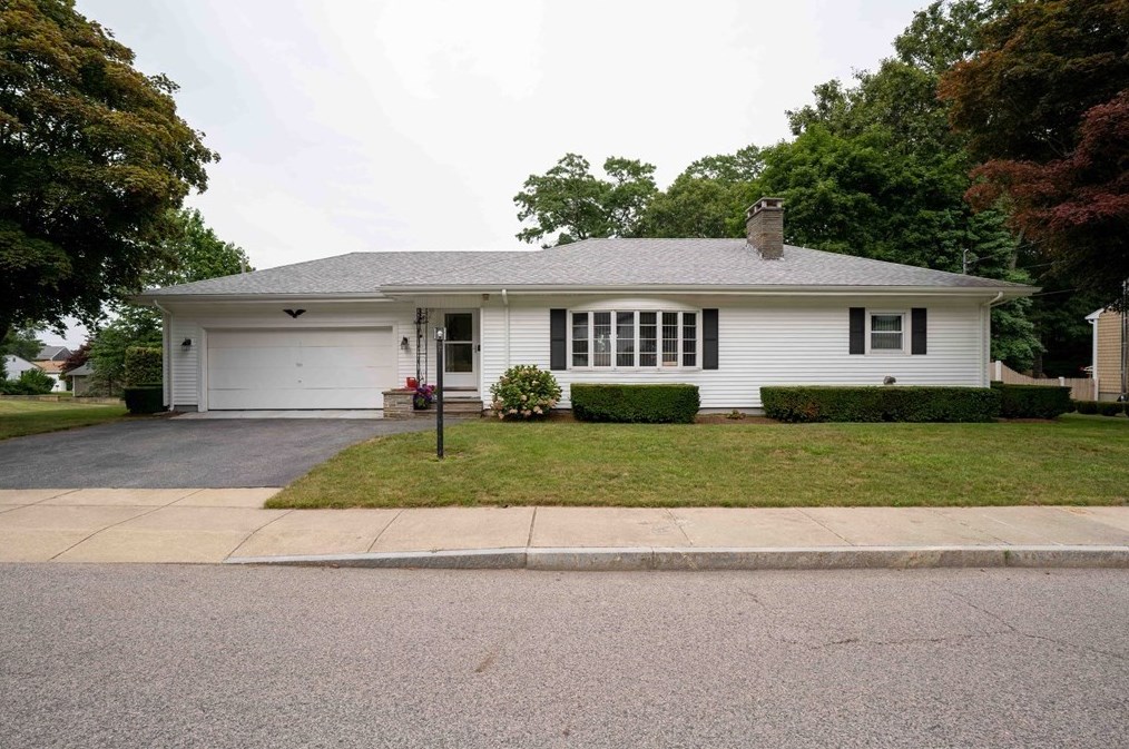 58 Wilbur Ave, Dartmouth, MA 02747-2728