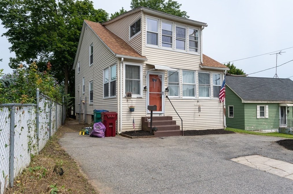 85 Parker St, Lowell, MA 01851-4403