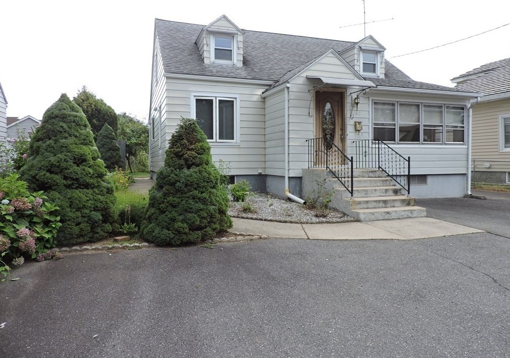 37 Lakeview Ave, Ludlow, MA 01056 exterior
