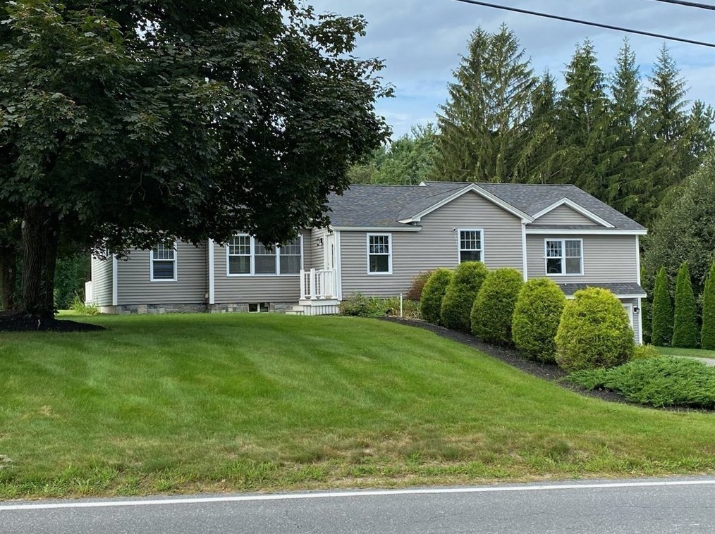 51 Old Common Rd, North Lancaster, MA 01523 exterior
