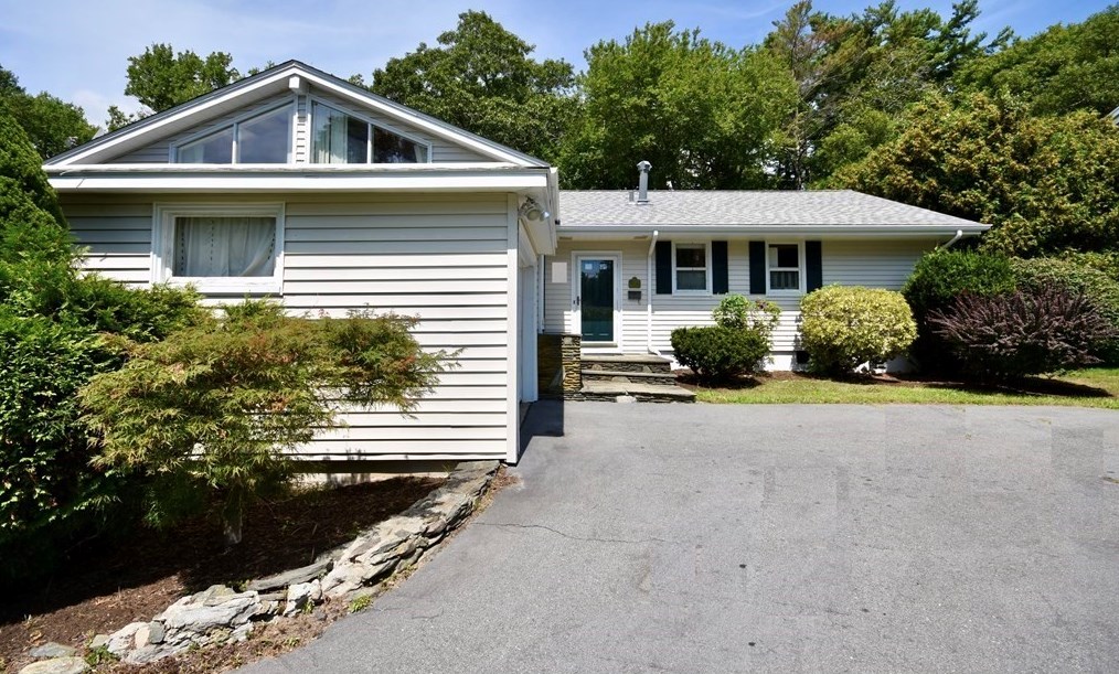 21 Ricketson St, Dartmouth, MA 02747 exterior