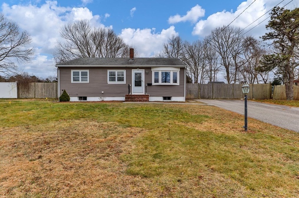 20 Queens Bay Ln, Bourne, MA 02532 exterior