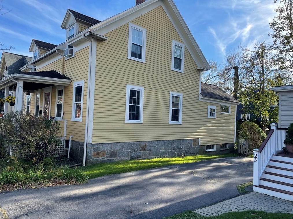 29 Commercial St, Marblehead, MA 01945-3111