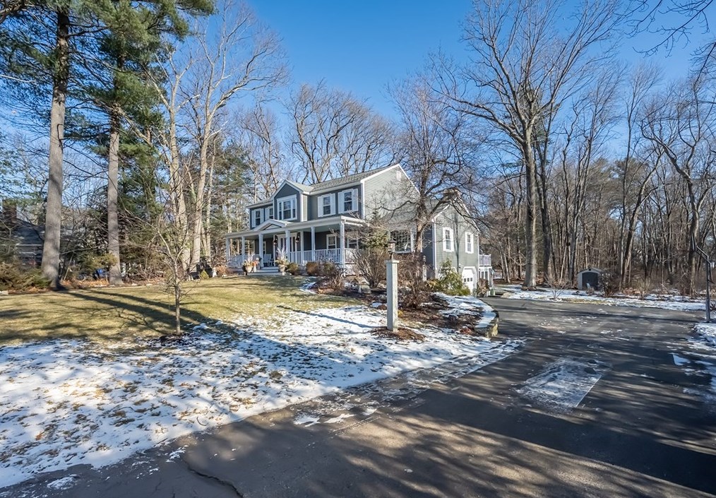 17 Old Schoolhouse Rd, Andover, MA 01810 exterior