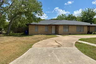 820 S Blanco St, Lockhart, TX 78644 - Photo 2