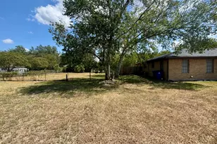 820 S Blanco St, Lockhart, TX 78644 - Photo 4