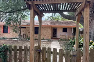 220 Parkview Dr, Luling, TX 78648 - Photo 1