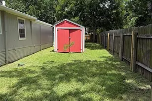 721 S Laurel Ave, Luling, TX 78648 - Photo 2