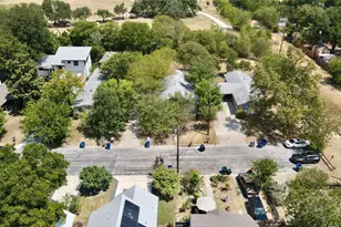 400 Swanee Dr, Austin, TX 78752 - Photo 2