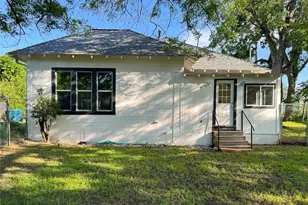 302 E Brenham St, Elgin, TX 78621 - Photo 26
