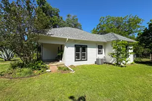 302 E Brenham St, Elgin, TX 78621 - Photo 28