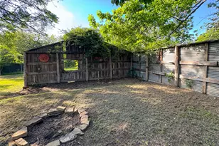 302 E Brenham St, Elgin, TX 78621 - Photo 36