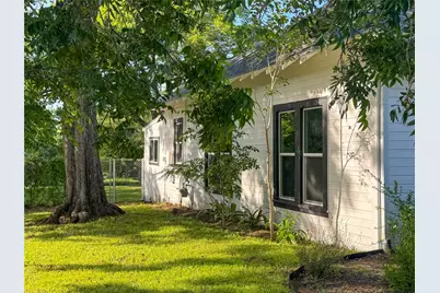 302 E Brenham Street, Elgin, TX 78621 - Photo 30