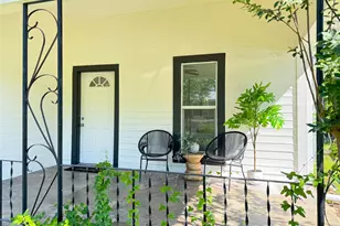 302 E Brenham St, Elgin, TX 78621 - Photo 4