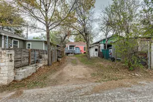 1903 E 10th St, Austin, TX 78702 - Photo 16