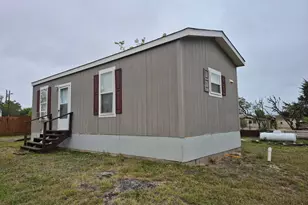 222 Shadow Oaks Dr, Elgin, TX 78621 - Photo 2