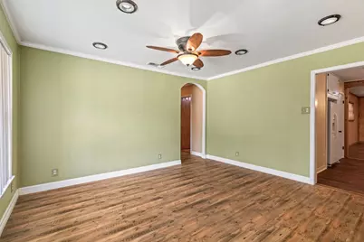 924 W Live Oak Street, Lockhart, TX 78644 - Photo 8