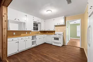 924 W Live Oak St, Lockhart, TX 78644 - Photo 14