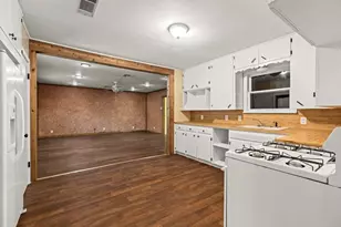 924 W Live Oak St, Lockhart, TX 78644 - Photo 16