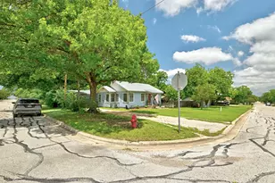 202 S 3rd St, Pflugerville, TX 78660 - Photo 4