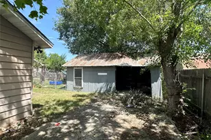 209 Old Thorndale Rd, Taylor, TX 76574 - Photo 4