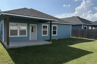 982 S Navarro St, Giddings, TX 78942 - Photo 4