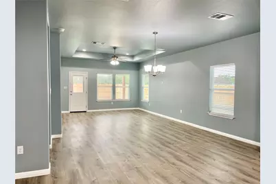 982 S Navarro Street, Giddings, TX 78942 - Photo 6