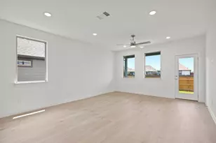 1008 Universal Dr, Hutto, TX 78634 - Photo 8
