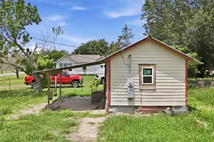 148 Brenham St, McDade, TX 78650 - Photo 22