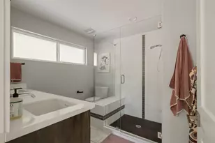2812 Oak Springs Dr, Austin, TX 78702 - Photo 24