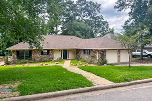 813 River Oaks Dr, Huntsville, TX 77340 - Photo 2