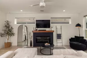 1129 Henninger St, Austin, TX 78702 - Photo 8