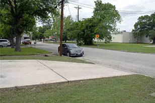 633 S Commerce St, Lockhart, TX 78644 - Photo 14