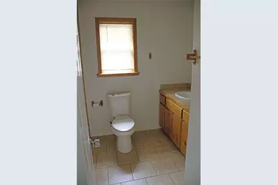 633 S Commerce Street, Lockhart, TX 78644 - Photo 8