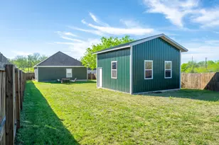 224 Spruce Ave, Luling, TX 78648 - Photo 2