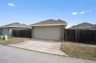207 Wainscot Oak Wy, San Marcos, TX 78666 - Photo 2