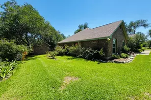 203 E 11th St, Elgin, TX 78621 - Photo 4
