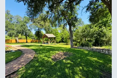 203 E 11th Street, Elgin, TX 78621 - Photo 2