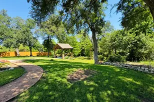 203 E 11th St, Elgin, TX 78621 - Photo 2