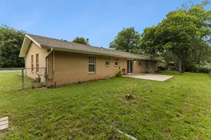202 E Tate St, Burnet, TX 78611 - Photo 16