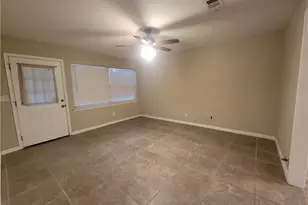 609 Cottonwood St, Lockhart, TX 78644 - Photo 4